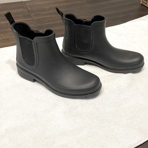 Madewell, low rise, black, rubber rain boots. Size 8.